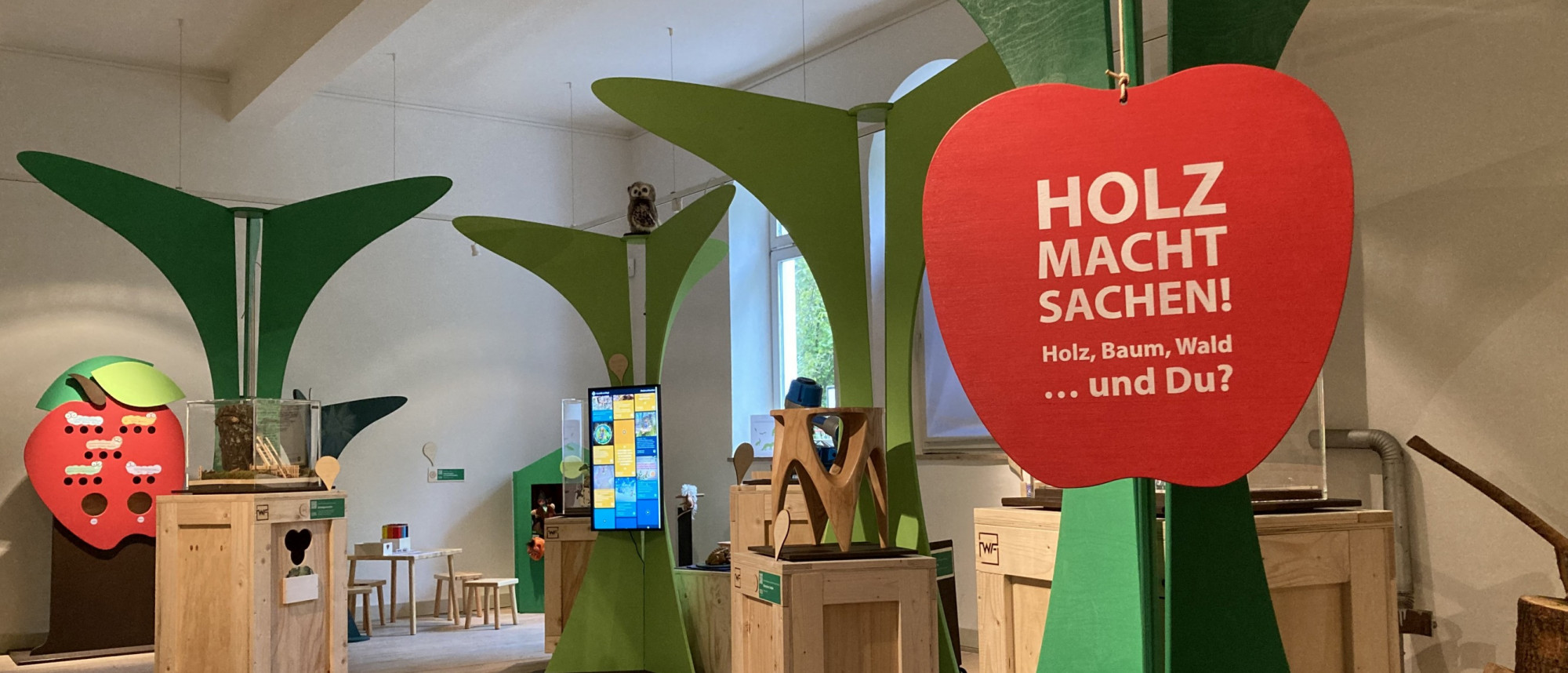 Blick in die Ausstellung Holz macht Sachen