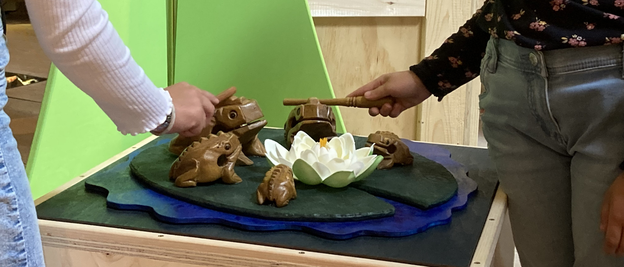 Ein hölzernes Froschkonzert